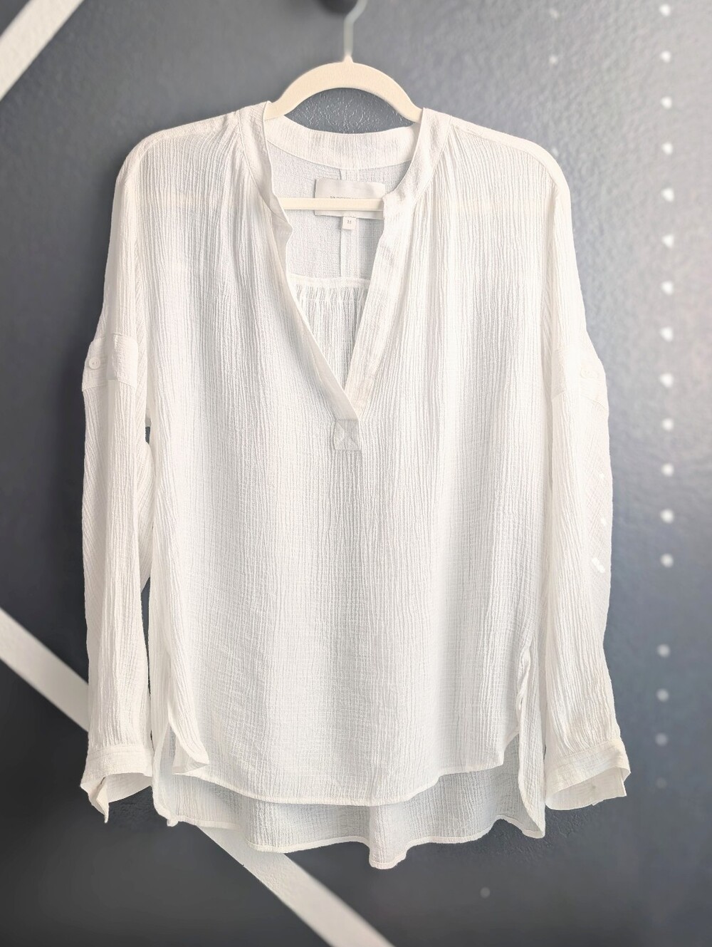 Brochu Walker White Crinkled Fabric Split-Neck Long Sleeve Blouse With Pockets